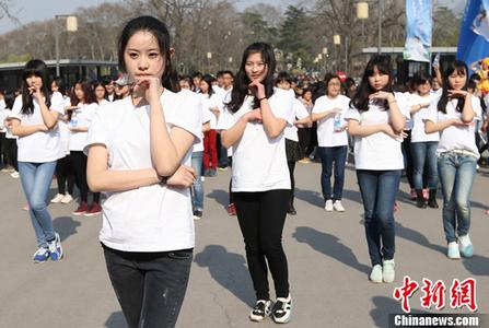 周润发谈和权志龙合影，笑称对方变‘靓女’了